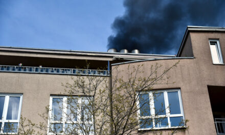 Dachstuhlbrand in einem zweigeschossigen Haus