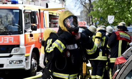 Brand in einer Lagerhalle in Düsseldorf Hellerhof