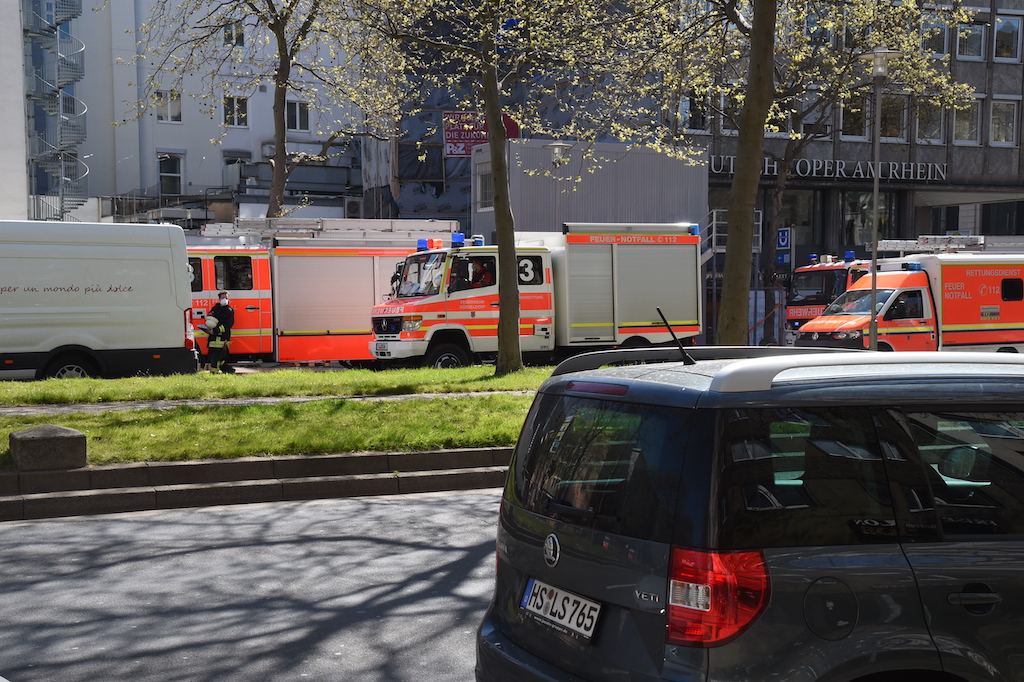 Rettungswagen auf der Heinrich-Heine-Allee Foto: Lokalbüro