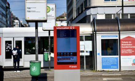 Informations-Stele bietet digitale Auskünfte für Fahrgäste