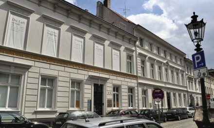 Heinrich-Heine-Institut und Albert-Einstein-Gymnasium beschließen Bildungspartnerschaft