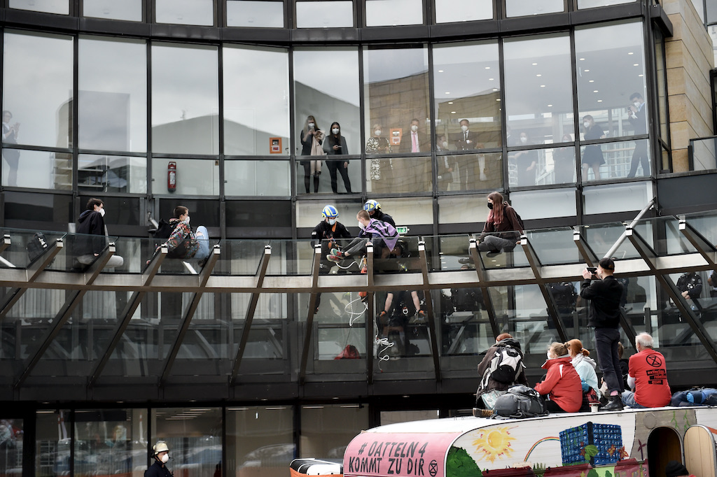 Aktivisten blockieren den Eingang zum Landtag und klettern auf das Vordach Foto: LOKALBÜRO