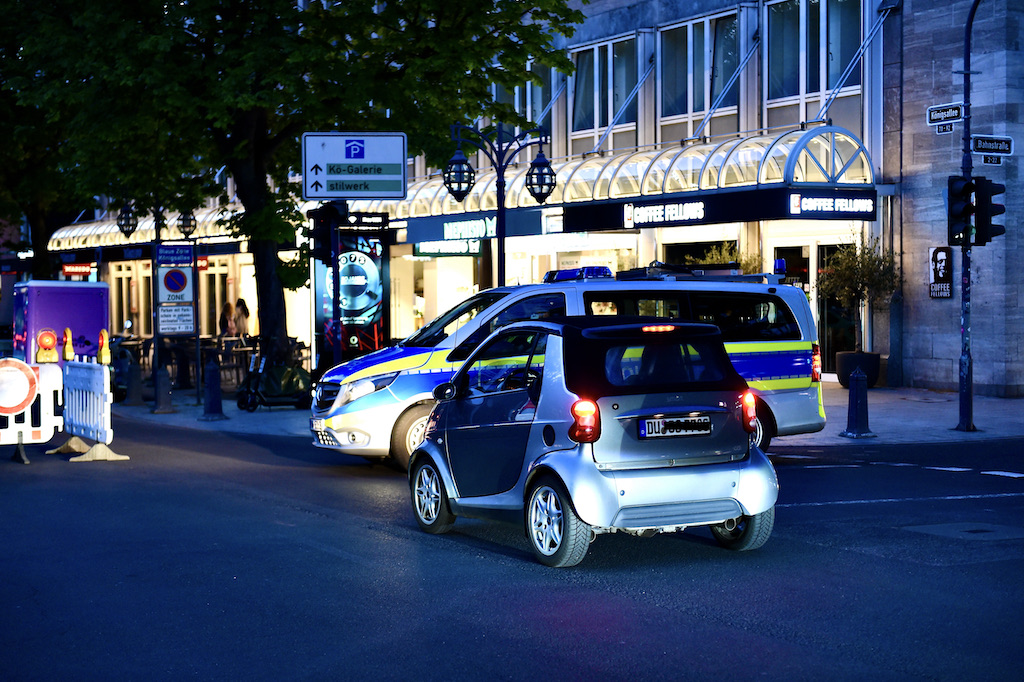 Polizei sperrt die KÖ erneut nachdem die Sperrbalken entfernt wurden Foto: LOKALBÜRO