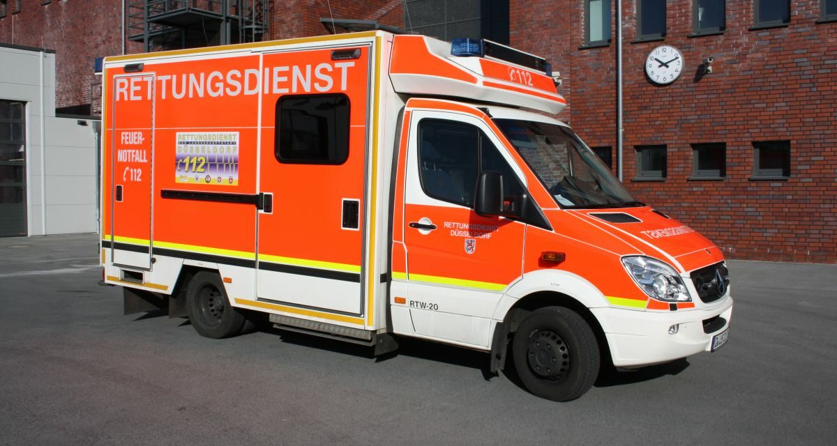 Schwerer Verkehrsunfall in Bilk – Radfahrer kollidiert mit Lieferwagen