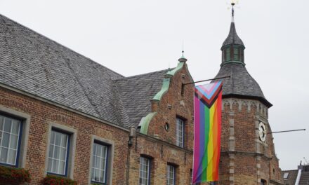 Regenbogenflagge vor dem Rathaus gehisst
