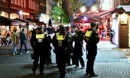 Insgesamt acht Einsatzkräfte der Polizei  wurden in der Altstadt verletzt