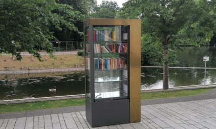 Neuer Bücherschrank für Gerresheim