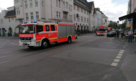 Feuer in einer Halle einer Entsorgungsfirma ‑Einsatz der Feuerwehr Düsseldorf nach sechs Stunden beendet