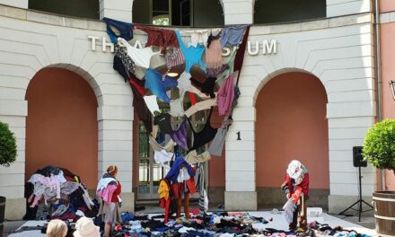 Tanz- und Objekttheaterstück KLAMOTTEN feiert erfolgreich Premiere vor dem Theatermuseum Düsseldorf