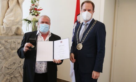 Ladislav Ceki mit Verdienstplakette der Landeshauptstadt Düsseldorf ausgezeichnet