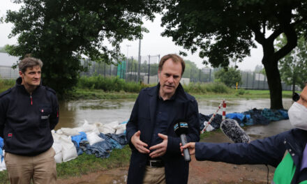 Düssel bedroht Ostpark-Siedlung: Stadt lässt Deich mit weiteren 25.000 Sandsäcken stabilisieren