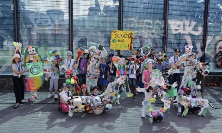 Müllskulptur “Plastic People” als Mahnmal am Stadtwerkepark
