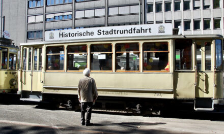 Oldie-Bahnen und ‑Busse nehmen wieder Fahrt auf