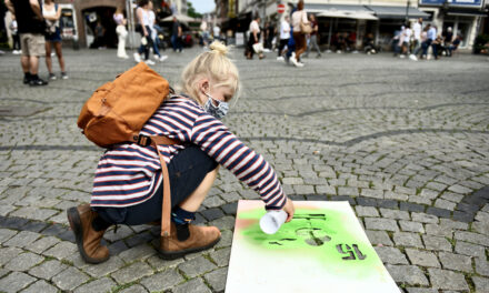 Kinder setzen mit Sprühkreide ein Zeichen für Nachhaltigkeit