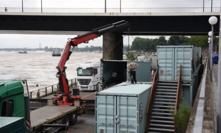 Container vom Stadtstrand werden wegen Hochwassergefahr abgebaut