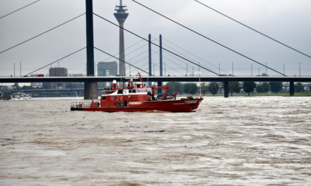 Feuerwehr sicherte Havaristen und schleppte ein Rettungsboot der DLRG in den Neusser Hafen