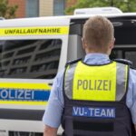 Einsatzfahrzeug der Polizei Düsseldorf kollidiert mit Pkw