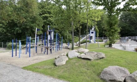 Wasserspiel, Klettern und ab Herbst auch Pumptrack: Kinderspielplatz “Vor dem Deich” im Südpark ist neu eröffnet