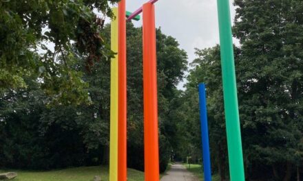 Die Skulptur von Erich Reusch im Südpark erstrahlt in neuer Farbigkeit