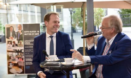 4.Kaffee Klatsch im Mutter Ey Kunst-Kaffee — Heribert Klein „klatschte“ mit Düsseldofs Oberbürgermeister Dr. Stephan Keller