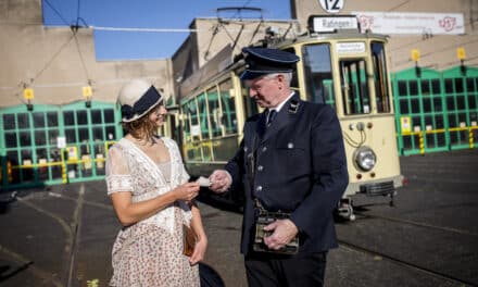 Oldiebahnen pendeln kostenlos zur Ausstellung im historischen Betriebshof