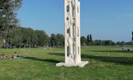 Plastische Säule im Rheinpark frisch gereinigt