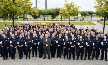 Polizeipräsident Norbert Wesseler begrüßt 190 Polizeibeamtinnen und ‑beamte sowie zwei Verwaltungsbeamtinnen in der Landeshauptstadt