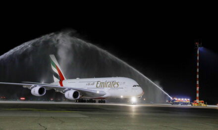 Emirates landet wieder mit dem Super-Airbus am Düsseldorfer Flughafen