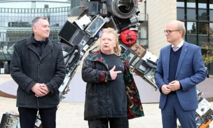 Künstler HA Schult stellt „Wertgigant“ vor Landtag auf