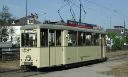 Oldiebahnen pendeln zur Ausstellung im historischen Betriebshof Am Steinberg