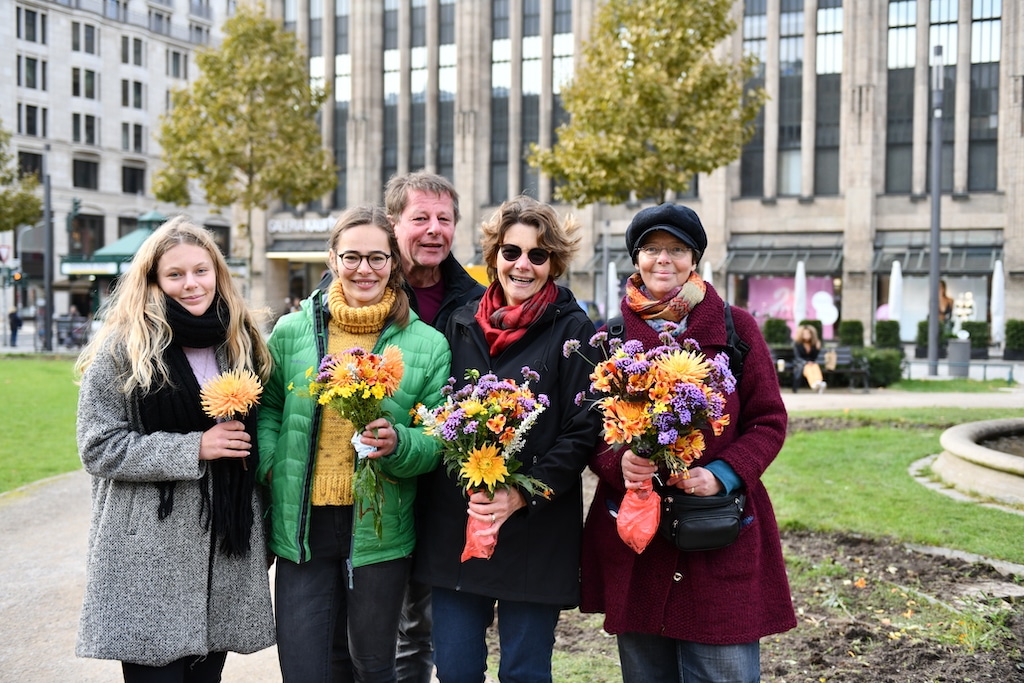 Am Corneliusplatz wurde die Sommerbepflanzung entfernt Vorher nutzten viele Passanten noch die Möglichkeit sich aus den Blumen einen schönen Strauß für zu Hause zu pflücken.