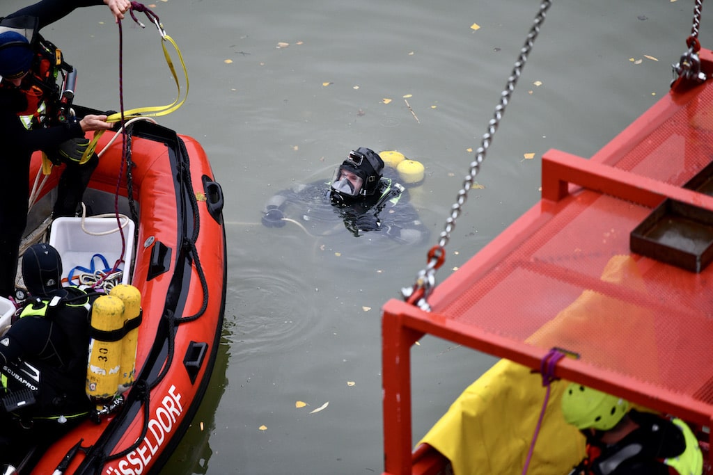 Der Taucher bring die Kissen zum gesunkenen Fahrzeug Foto: LOKALBÜRO