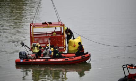 Taucherstaffel der Feuerwehr demonstriert Bergung eines PKW’s