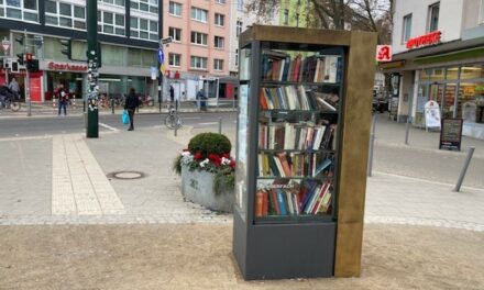 Offener Bücherschrank auf dem Brehmplatz in Düsseltal