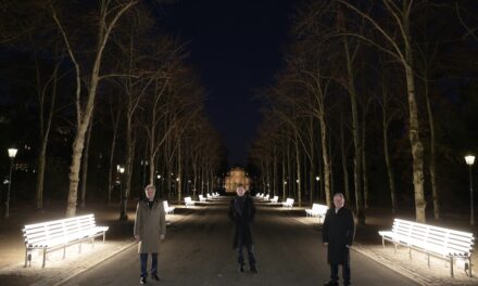 Lichtbänke lassen Hofgarten erstrahlen