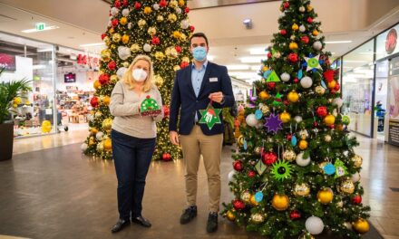 Besucher der Düsseldorf Arcaden können mit dem Wunschbaum Gutes tun für Kinder in Not