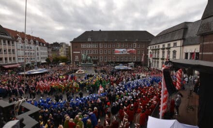 Hoppeditz-Erwachen mit 2G-Regel vor dem Rathaus