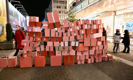 Geschenkpäckchen auf der Schadowstraße