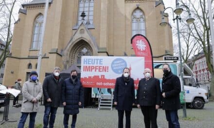 NRW-Gesundheitsminister Karl-Josef Laumann und Oberbürgermeister Dr. Stephan Keller besuchen Impfaktion “Not sehen und impfen”