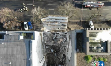 Baugerüst löst sich von Fassade und droht einzustürzen