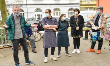 Düsseldorfer Sternekoch grillt für Obdachlose auf der Königsallee