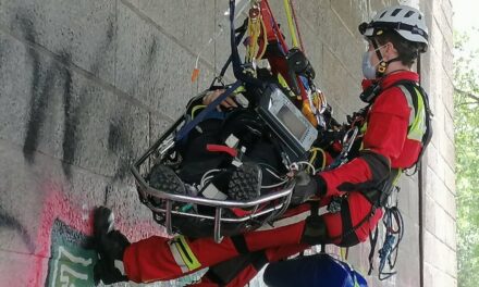 Chirurgischer Notfall auf einem Flachdach in einem Hinterhof