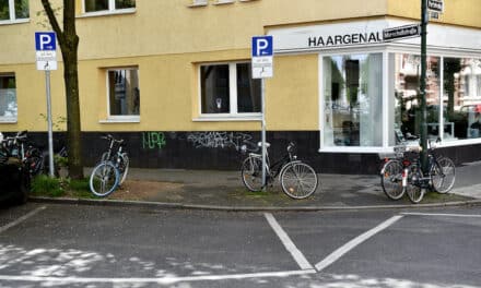 Mitarbeiter der Verkehrsüberwachung  auf Behindertenparkplatz angegriffen: 1.600 Euro Strafe