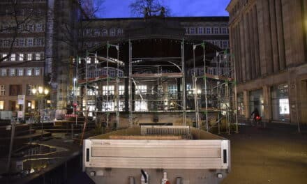 Musikpavillon vor dem Carsch Haus wird für den Abbau vorbereitet