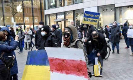 750 Teilnehmer auf dem Schadowplatz bei einer Demonstration für die Ukraine