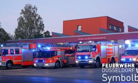 Pkw Brand an einer Tankstelle in Lierenfeld