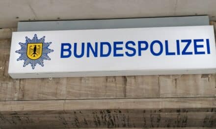 Bundespolizisten nehmen Mann mit Messer fest