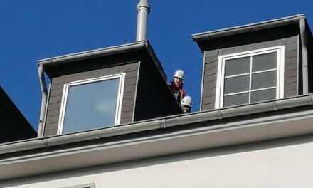 Einsturzgefährdeter Schornstein auf Wohnhaus muss aufwendig abgetragen werden