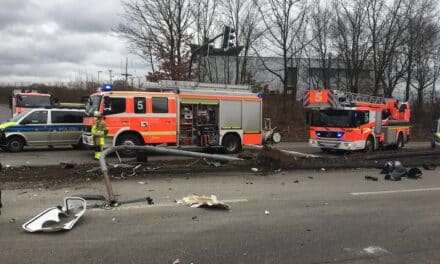 Verkehrsunfall zwischen zwei Lkw und einem Pkw