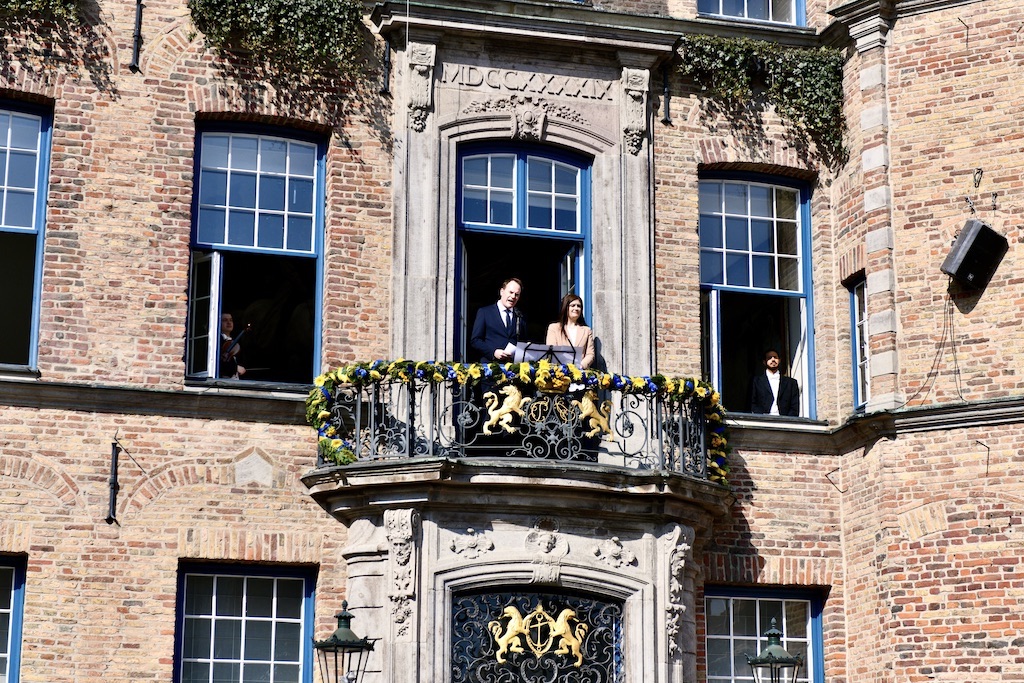 Oberbürgermeister Dr. Stephan Keller und die ukrainische Generalkonsulin Iryna Shum auf dem Balkon am Düsseldorfer Rathaus während der Ansprache Foto: LOKALBÜRO